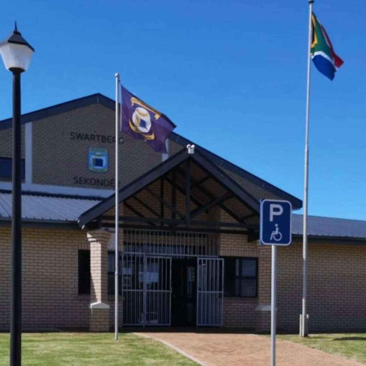 Swartberg Secondary School / Swartberg Hoerskool