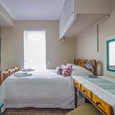 Level Ground Main Bedroom - Holte vir die Voet Akkommodasie - Xplorioâ„¢ Gansbaai