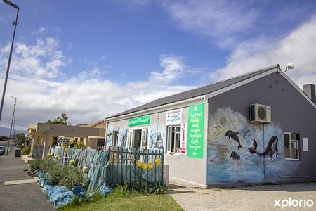 gansbaai_restaurant_eileens_seafood_paradise_view_from_side_1679906058