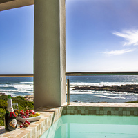 Pool - Whale Waters Self Catering Lodge - Xplorioâ„¢ Gansbaai
