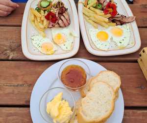 Eileenâ€™s Seafood Paradise Is OPEN During Load-Shedding