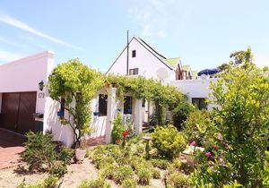 3 Bedroom Golf Estate House for Sale in Theewaterskloof: R2,999,000