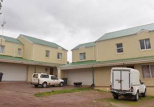 6 Bedroom Cluster House for Sale in Villiersdorp:Â R2,940,000