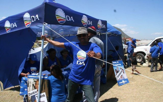 Struggling against the wind to keep the DA tent in Blompark  in tact