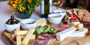 The cuisine at Mosaic is fresh, delicious and the creative mastery of our chef, our baker, our gardener, and local producers. Breakfast is a hearty fare at the Lodge with freshly baked muffins, homemade jams, fresh fruit and a hot meal.