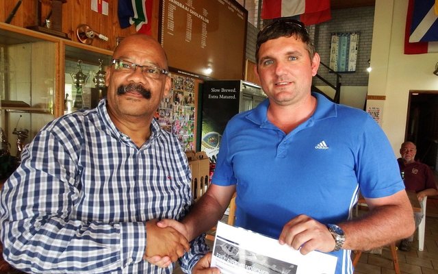 Tommy Wilson, Skoolhoof van Gansbaai Academia, oorhandig pryse aan nog wenners