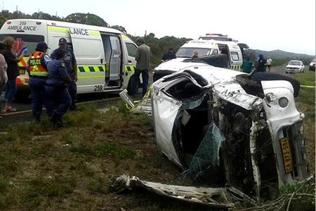 Polisie en paramedici op die ongelukstoneel.         Foto: Riaan Buys