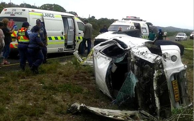 Polisie en paramedici op die ongelukstoneel.         Foto: Riaan Buys