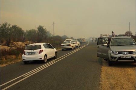 Verkeer dam op en moes terugdraai om die alternatiewe roete te gebruik.