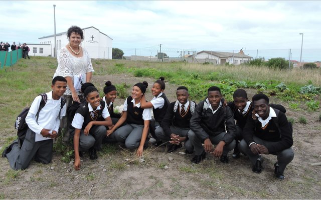 Onder die wakende oog van me Anneri Harding-Male (leerondersteuning) is daar met â€˜n tuinbou klub begin.