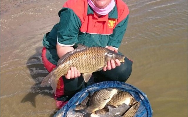 Sandri Wessels met haar goeie vangstes tydens â€˜n onlangse varswaterhengel-kompetisie, terwyl sy nou gekies is om vir die A-span van SAVOF te gaan hengel