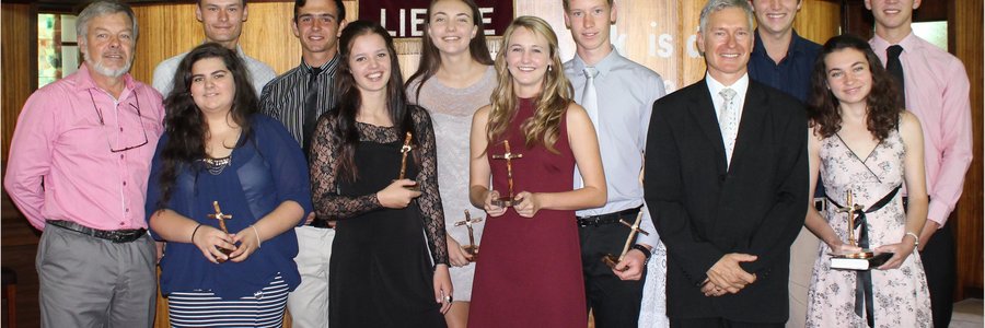 Nuwe NG-lidmate, pas nadat hulle Belydenis van Geloof afgelÃª het. Voor vlnr is Ouderling Hennie Prinsloo, Daneen Vermeulen, Anthea Goedde, Chanelle Dreyer, ds Willie Kotze en Bianca Schoonwinkel. Agter vlnr is Kobus Truter, Mynard van Niekerk, Monet van Deventer, Alco Kotze, Henlo Smit en Luan Fourie.  (Foto: Hennie Prinsloo)