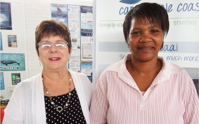 Glenda Kitley saam met die uittredene Katrina Adams 