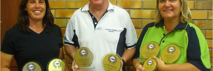 Marlene Koekemoer, Eben van der Merwe (skoolhoof) en Alana Louw