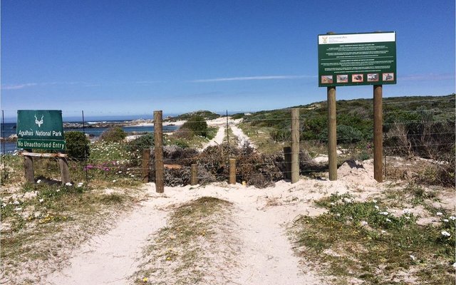 Toegang versper na Rietfontein se Baai. 