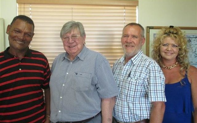 Vlnr: Cecil Martins, Petrus du Preez, Danie van Wyk en  Karien van Wyk. Bella van der Westhuizen  wat al 'n geruime  tyd in die agentskap â€˜n suksesvolle bemarker is, was ongelukkig nie beskikbaar tydens die fotosessie nie.