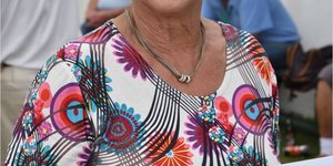  Toeks Moore van Gansbaai is vereer met Î„n ererol vir haar uitmuntende spel en besondere toewyding en diens aan Jukskei.