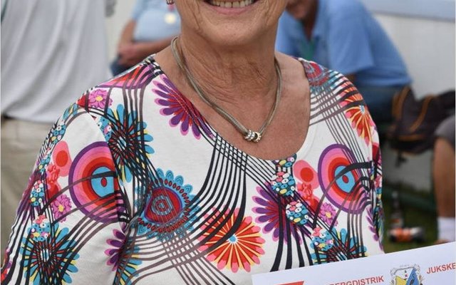  Toeks Moore van Gansbaai is vereer met Î„n ererol vir haar uitmuntende spel en besondere toewyding en diens aan Jukskei.