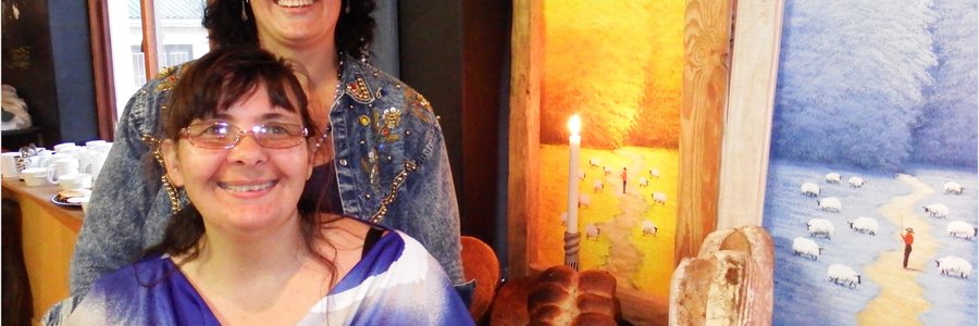 Die twee eienaars van Butter CrÃ©me Bakery, met Magda Niemand voor en Tess du Toit agter haar tydens die openingsaand