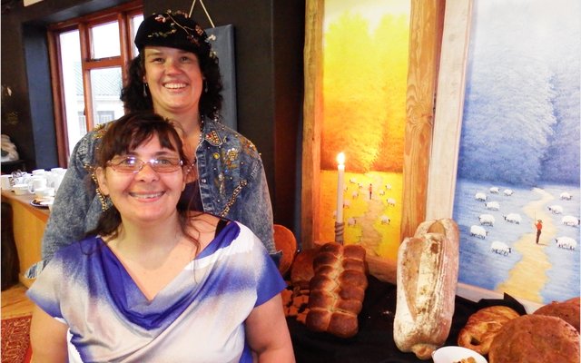 Die twee eienaars van Butter CrÃ©me Bakery, met Magda Niemand voor en Tess du Toit agter haar tydens die openingsaand