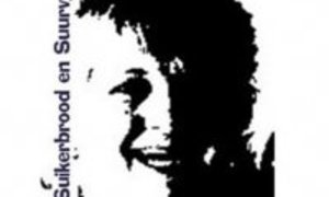 'n Ou, grys vrou met plooie