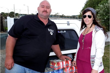 BARC is te alle tye dankbaar vir ondersteuning en hulp, hoe gering ookal. Die winter lÃª voor - met vele verwaarloosde diere wat â€˜n heenkome sal moet vind. BARC se Veldwagter, Nols Jonas, lewer diens van onskatbare waarde, maar BARC bly afhanklik van donasies om die diere gevoed en gesond te hou. Hier ontvang Nols blikkieskos van Angelique le Grange van Kleinbaai Superette & Drankwinkel â€“ bestaande uit kleingeld van hul kliÃ«nte oor â€˜n tydperk. 