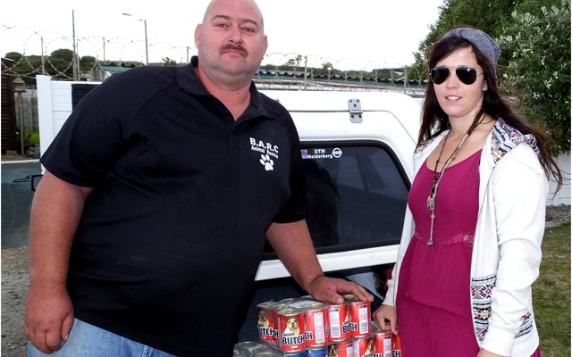 BARC is te alle tye dankbaar vir ondersteuning en hulp, hoe gering ookal. Die winter lÃª voor - met vele verwaarloosde diere wat â€˜n heenkome sal moet vind. BARC se Veldwagter, Nols Jonas, lewer diens van onskatbare waarde, maar BARC bly afhanklik van donasies om die diere gevoed en gesond te hou. Hier ontvang Nols blikkieskos van Angelique le Grange van Kleinbaai Superette & Drankwinkel â€“ bestaande uit kleingeld van hul kliÃ«nte oor â€˜n tydperk. 