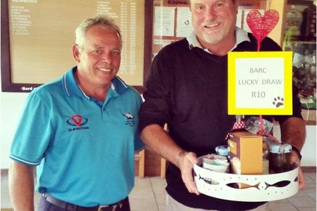 Links staan Jacques Nel saam met Niel Harrison wat die BARC Hamper tydens BARC se suksesvolle Gholfdag gewen het 