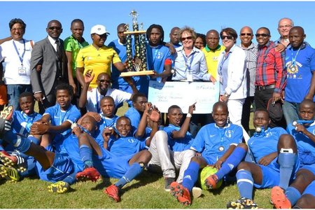 Kameraadskap en Sport wen weer eens by die onlangse Overstrand Burgemeesterssportfees op die Zwelihle Sportgronde. In die middel staan die Mighty Blues Mens Sokkerspan se trotse kaptein, â€œBuddyâ€ met die gesogte trofee wat deur hulle gewen is. Links van hom is Masizole Mnqasele (MPP) en regs is Overstrand se Uitvoerende Burgemeester, Raadsdame Nicolette Botha-Guthrie.