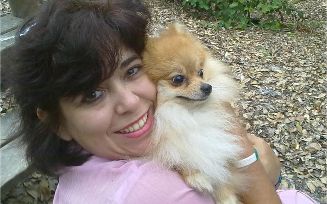 Liezel Mostert van Gansbaai Academia met haar hondjie, Angel wat intussen dood is, wat â€˜n pos as Departementshoof in Parow gekry het 