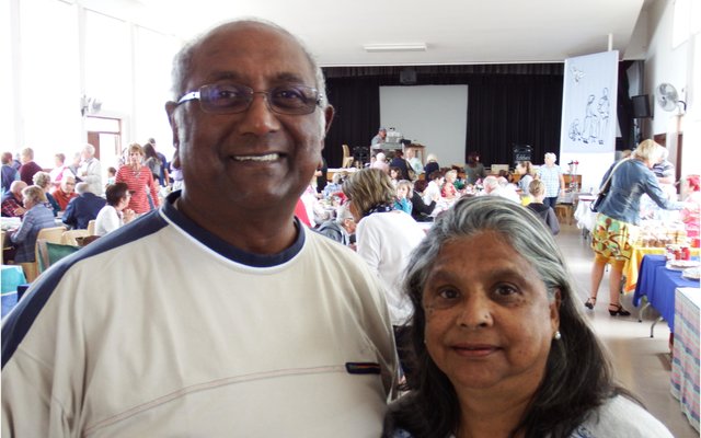 Ds Dennis en Pat Naidoo by die Woekermark in die Pretoriussaal waar Pat vele jare heerlike samoesas verkoop het