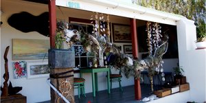 Die  destydse  tweeling  en oudste inwoners van Bâ€™Bos, Enna en Henna Groenewald, se huis wat deur Ivan Trollip gekoop en kunstig versier is