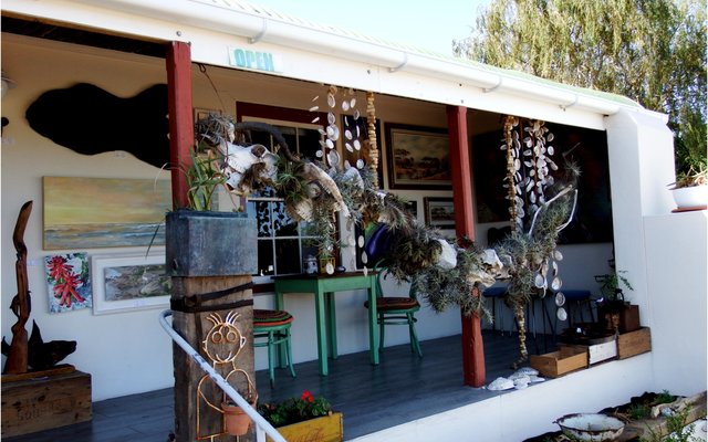 Die  destydse  tweeling  en oudste inwoners van Bâ€™Bos, Enna en Henna Groenewald, se huis wat deur Ivan Trollip gekoop en kunstig versier is