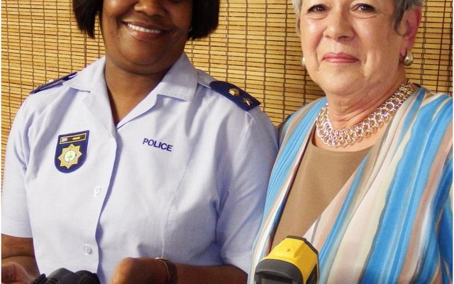 Regs oorhandig Lucille Mangiagalli gespesialiseerde toerusting namens Gansbaai PolisiÃ«ringsforum aan Gansbaai SAPD se Stasiebevelvoerder, Lt.Kol Moshi