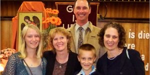 Dr Lisel Joubert en haar gesin, met vlnr Maya, syself, Frederik en prof Julie Claassens, â€˜n jarelange vriendin, met haar eggenoot, Deon agter hulle