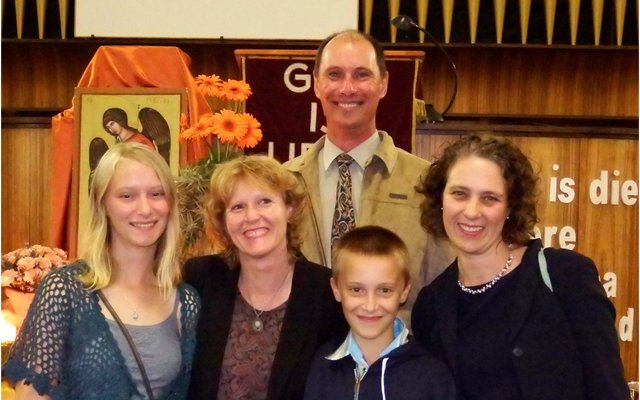 Dr Lisel Joubert en haar gesin, met vlnr Maya, syself, Frederik en prof Julie Claassens, â€˜n jarelange vriendin, met haar eggenoot, Deon agter hulle