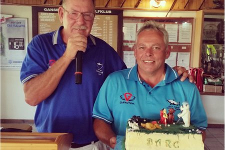 Bev Swart en klubkaptein Jacques Nel met die koek wat 2 keer opgeveil is