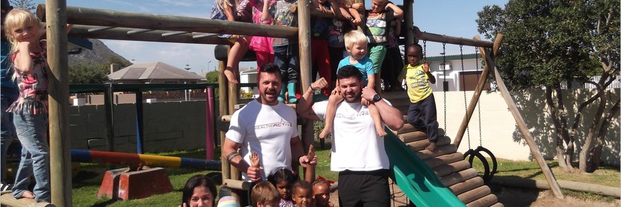 De Kleine Gansies Kleuterskool se kleuters, met Ilze Le Roux voor links en Cobus Briedenhann en Pieta Botes in die middel.