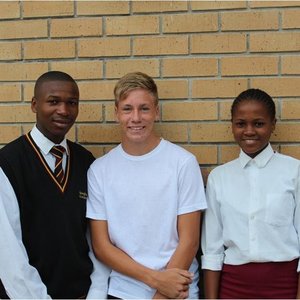 Drie van Gansbaai Academia se graad 11 leerders was tydens die April vakansie deel van die Two Oceanâ€™s Aquarium se studieprogram waar hulle leerders oplei om Jong Mariene BioloÃ« te word.  Die leerders het besonders goed gevaar, waar elk gemiddelde van bo 75% behaal het vir die toetse wat tydens die week afgelÃª is.  V.L.N.R: Nkosibonile Qilikithi, Hermanus Geldenhuys en Odwa Mntakaziwa.- Jean-MarÃ© van Eck