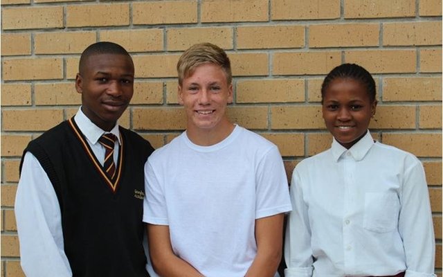 Drie van Gansbaai Academia se graad 11 leerders was tydens die April vakansie deel van die Two Oceanâ€™s Aquarium se studieprogram waar hulle leerders oplei om Jong Mariene BioloÃ« te word.  Die leerders het besonders goed gevaar, waar elk gemiddelde van bo 75% behaal het vir die toetse wat tydens die week afgelÃª is.  V.L.N.R: Nkosibonile Qilikithi, Hermanus Geldenhuys en Odwa Mntakaziwa.- Jean-MarÃ© van Eck