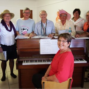 â€˜n Deel van die groep manne-mannekyne aan die oefen onderbegeleiding van Aletta LÃ¶chner