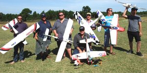 â€˜n Deel van die Shark Coast Radio Flyers, met voor Paul Winterbach. Agter vlnr is Nick Loubser, AndrÃ© Barkhuizen, Louis Genade, Johan Burmeister, Hannes Benadi en Edran Delport.