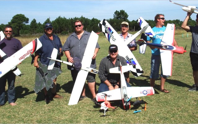 â€˜n Deel van die Shark Coast Radio Flyers, met voor Paul Winterbach. Agter vlnr is Nick Loubser, AndrÃ© Barkhuizen, Louis Genade, Johan Burmeister, Hannes Benadi en Edran Delport.