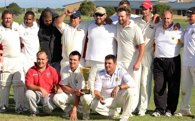 Gansbaai se bekerwenner-krieketspan, met voor vlnr Theuns Otto, Corrie Avenant (kaptein) en AndrÃ© Hage. Agter vlnr is Johan Beets, Melvin Tobias, Gurshwin Davids, Juan Havenga, Gericke van Eck, Mark Botbyl, Christo Swart, Heinrich Vermeulen en Jonathan Doyle, met Nico Kotze wat ongelukkig agter Mark weggesteek is. 