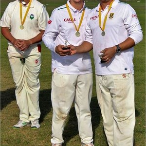  Vlnr: Corrie Avenant (beste kolwer), Jonathan Doyle (beste veelsydige speler) en AndrÃ© Hage (klubvoorsitter)