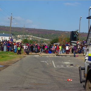 â€˜n Deel van die oproerige en onwettige protesoptoggangers tydens Dinsdag se chaos op die R43.  (Fotoâ€™s: Willem Appel, Stanford)