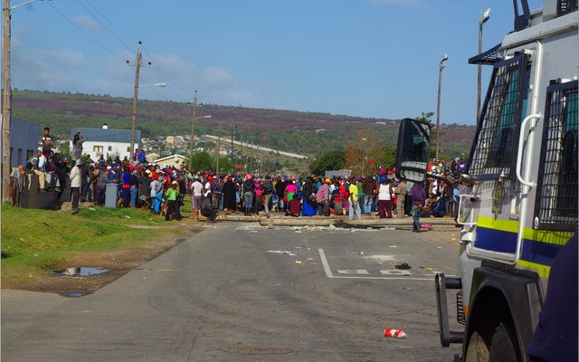 â€˜n Deel van die oproerige en onwettige protesoptoggangers tydens Dinsdag se chaos op die R43.  (Fotoâ€™s: Willem Appel, Stanford)
