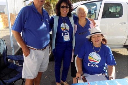 Ywerige werkers by die DA-tafels tydens die laaste registrasie-naweek, met vlnr Daan Oosthuizen, rdl Riana de Coning, Petro Oosthuizen en RenÃ© Buys   