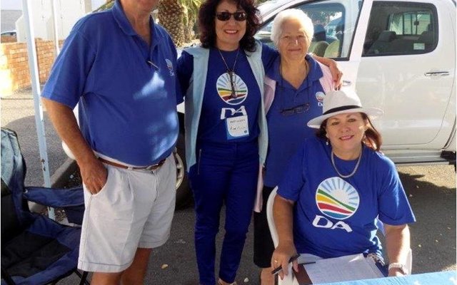 Ywerige werkers by die DA-tafels tydens die laaste registrasie-naweek, met vlnr Daan Oosthuizen, rdl Riana de Coning, Petro Oosthuizen en RenÃ© Buys   