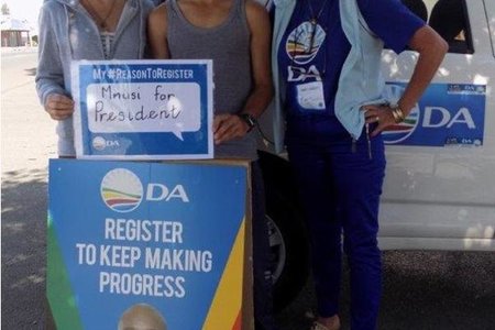 â€˜n Trotse Ian en Lindi Swart, wat vanjaar vir die eerste keer as kiesers kon registreer, saam met rdl Riana de Coning    